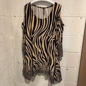 White Mark cold shoulder pin tuck plus size press